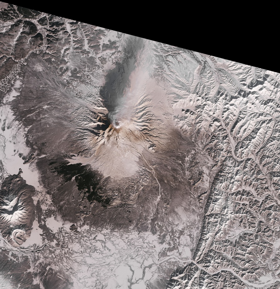 На Камчатке извергает лаву вулкан 1