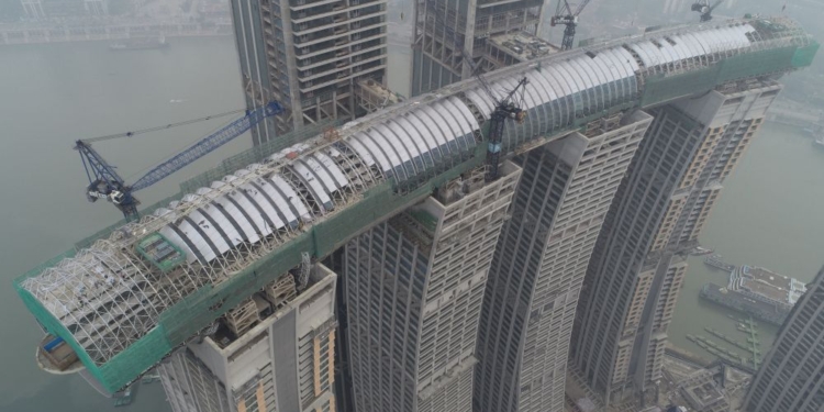 В Китае достраивают первый в мире горизонтальный небоскреб