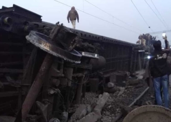 В Индии на полной скорости перевернулся пассажирский поезд