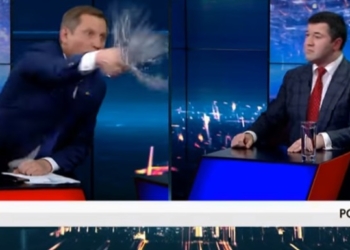 То ли окропили, то ли подмочили. Насирова облили водой в прямом эфире