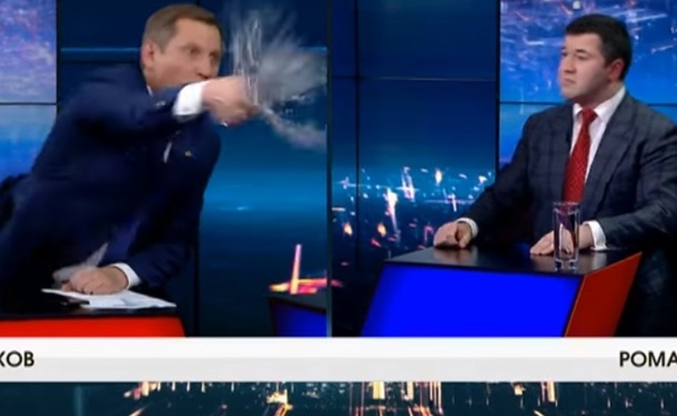 То ли окропили, то ли подмочили. Насирова облили водой в прямом эфире