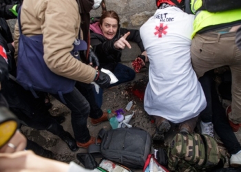 В Париже одному из протестующих оторвало руку