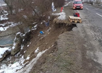 На Закарпатье оползень повредил трассу