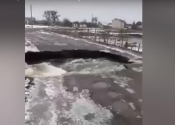 В Житомирской области вода размыла мост