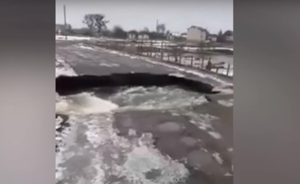 В Житомирской области вода размыла мост