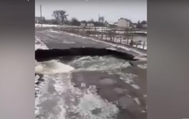 В Житомирской области вода размыла мост 1