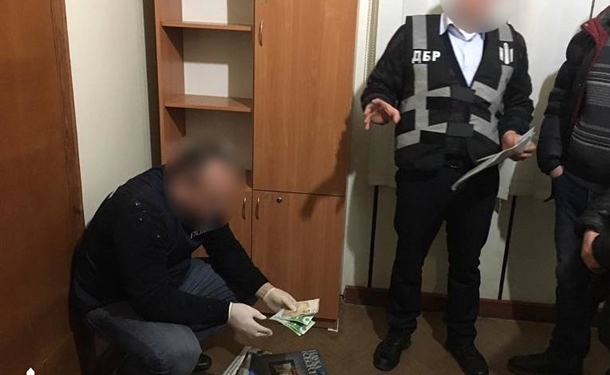 В Бердянске на взятке задержали сотрудника военкомата