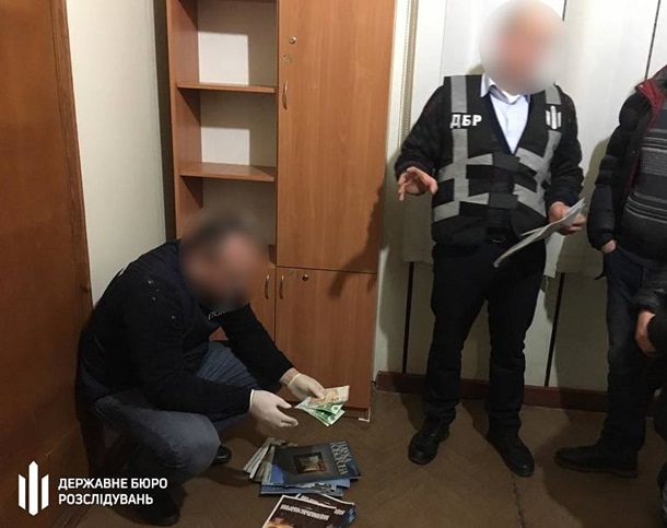 В Бердянске на взятке задержали сотрудника военкомата 1