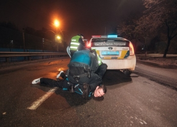 В Киеве водитель после ДТП грозился изнасиловать полицейских (18+)