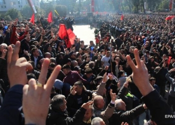 В Албании тысячи людей протестуют против правительства