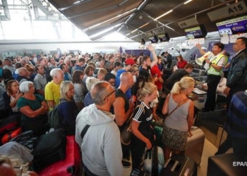 Конфликт Индии и Пакистана: в аэропортах Азии застряли тысячи туристов