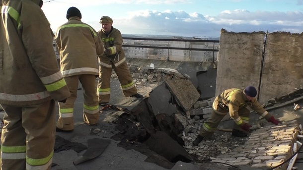 В Луганске обвалилась крыша в многоэтажке