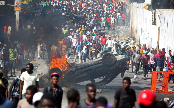 На массовых митингах в Гаити уже призывают Путина