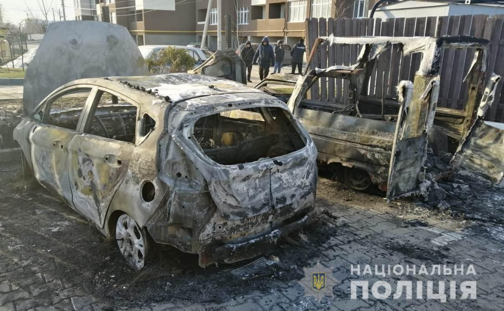 Под Киевом сожгли автомобиль журналиста, огонь перекинулся на припаркованную рядом машину 1
