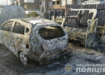Под Киевом сожгли автомобиль журналиста, огонь перекинулся на припаркованную рядом машину