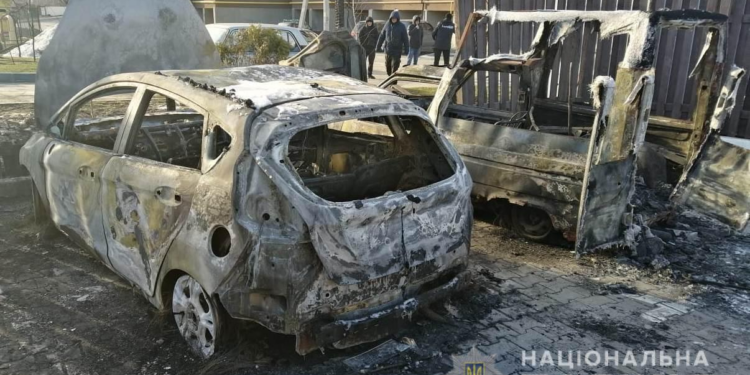 Под Киевом сожгли автомобиль журналиста, огонь перекинулся на припаркованную рядом машину