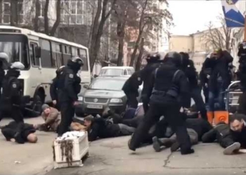 «Ложись, Бандера!»: Полицейскому, оскорбившему активиста, сообщили о подозрении