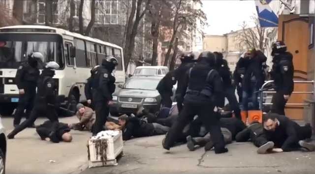 «Ложись, Бандера!»: Полицейскому, оскорбившему активиста, сообщили о подозрении