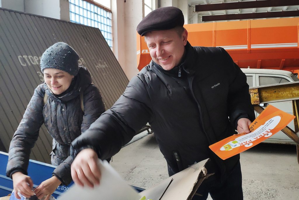 69 школ и 24 больницы Николаева получили новые контейнеры для сортировки мусора 5