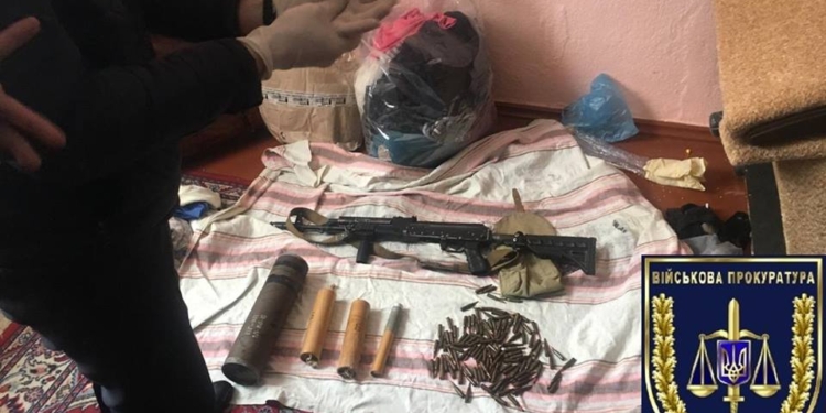 Военнослужащему, укравшему из воинской части в Николаеве три автомата, объявлено о подозрении