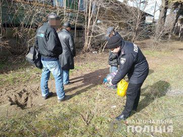 В Николаеве провели рейд по самогонщикам: 10 литров «продукта» были уничтожены на месте 5