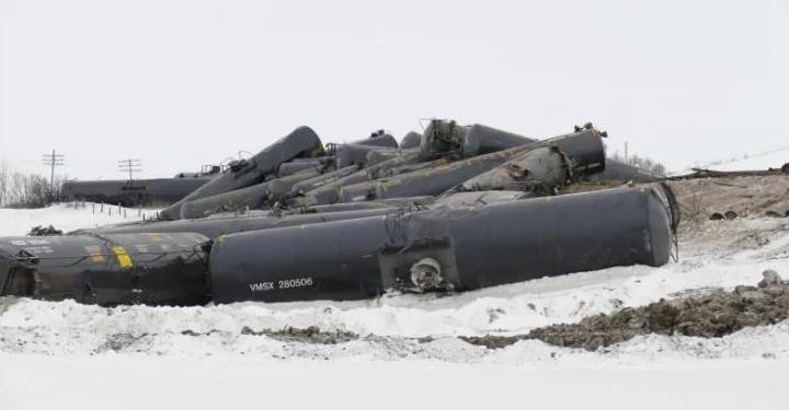 В Канаде разлив нефти – с рельсов сошел состав с цистернами