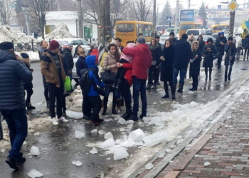Вторая жертва “ледяного убийцы”: в Полтаве на голову ребенка упала глыба льда с крыши дома