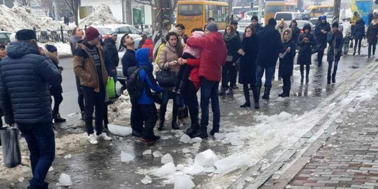 Вторая жертва “ледяного убийцы”: в Полтаве на голову ребенка упала глыба льда с крыши дома