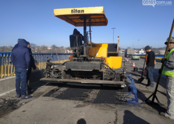 В Первомайске ремонтируют дорожное покрытие на мостах через Синюху