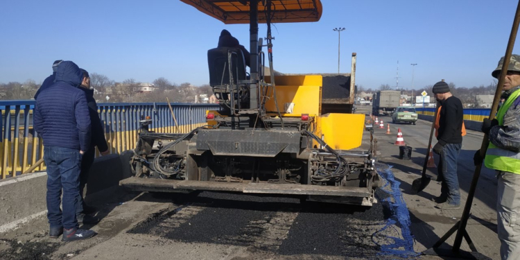 В Первомайске ремонтируют дорожное покрытие на мостах через Синюху