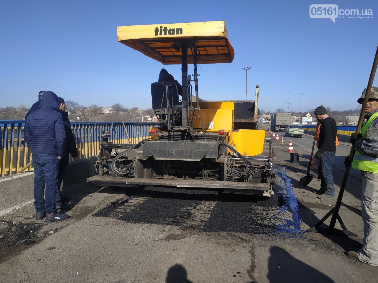 В Первомайске ремонтируют дорожное покрытие на мостах через Синюху