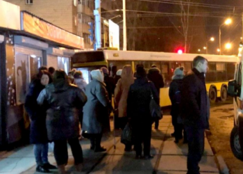 В Киеве водитель автобуса врезался в зоомагазин