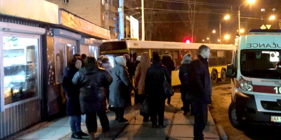 В Киеве водитель автобуса врезался в зоомагазин 1