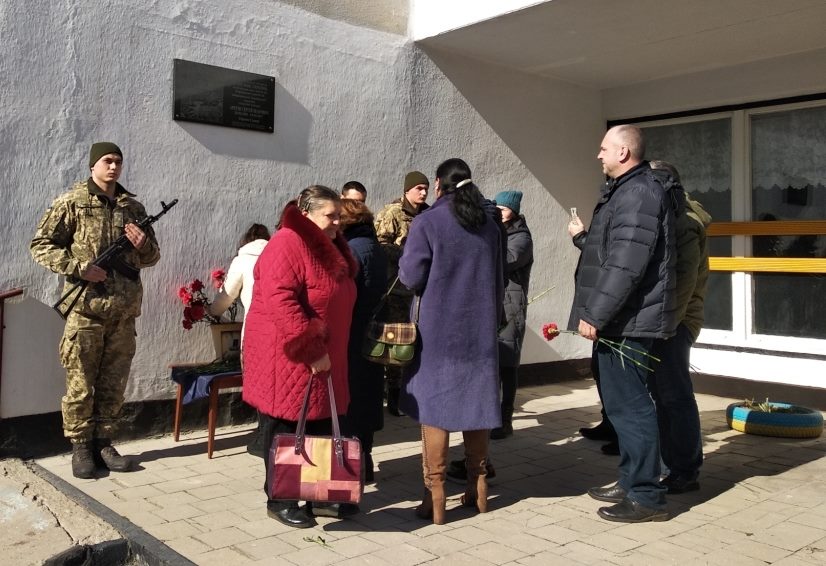 В Корабельном районе Николаева открыли мемориальную доску в честь мичмана с Майского 7