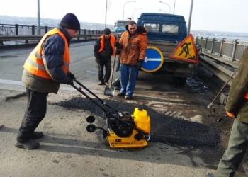 В Николаеве начали латать покрытие Варваровского моста
