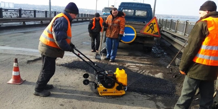 В Николаеве начали латать покрытие Варваровского моста