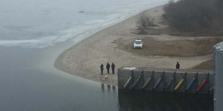 В Николаеве из Ингула достали тело мужчины