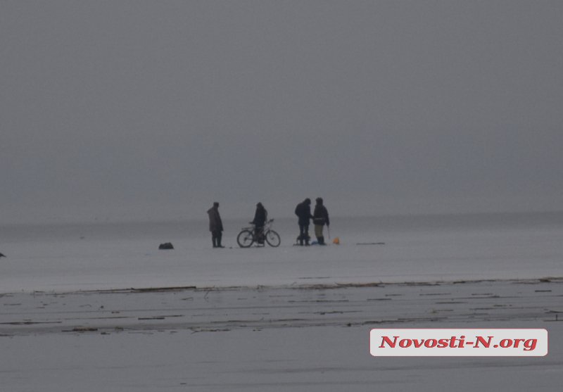 Тонкий лед не пугает николаевских рыбаков: они отходят от берега на 300 метров 1