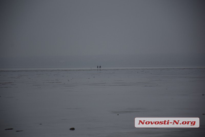 Тонкий лед не пугает николаевских рыбаков: они отходят от берега на 300 метров 3