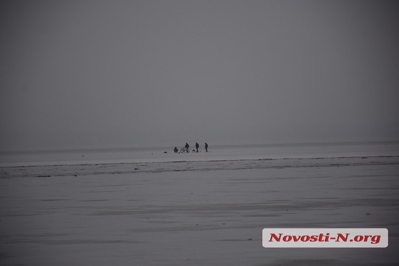 Тонкий лед не пугает николаевских рыбаков: они отходят от берега на 300 метров 7