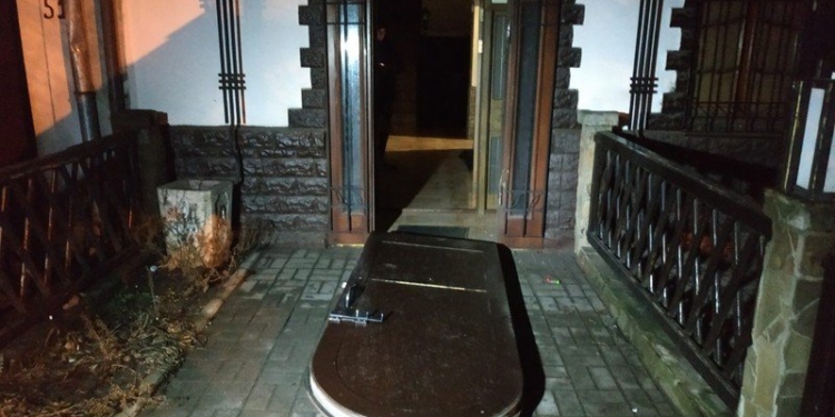 СБУ в центре Николаева выявила казино – дверь вскрывали “болгаркой”