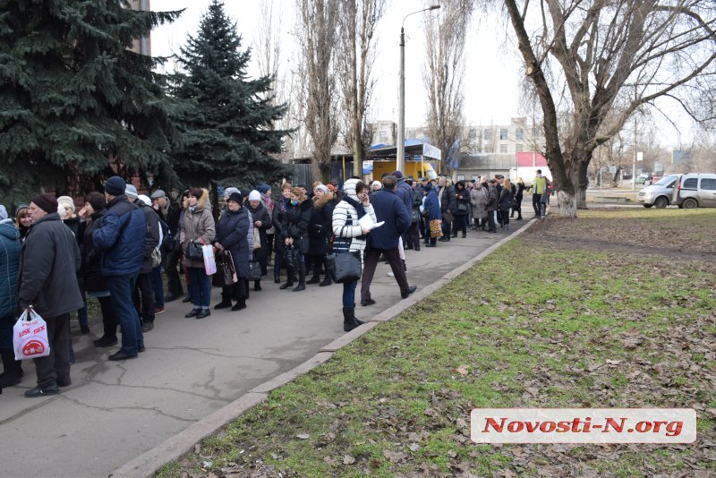 Горожане выстроились в огромные очереди к «Николаевской электроснабжающей компании»: некоторым становилось плохо, к ним вызывали «скорые» 1