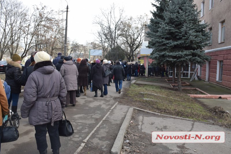 Горожане выстроились в огромные очереди к «Николаевской электроснабжающей компании»: некоторым становилось плохо, к ним вызывали «скорые» 3