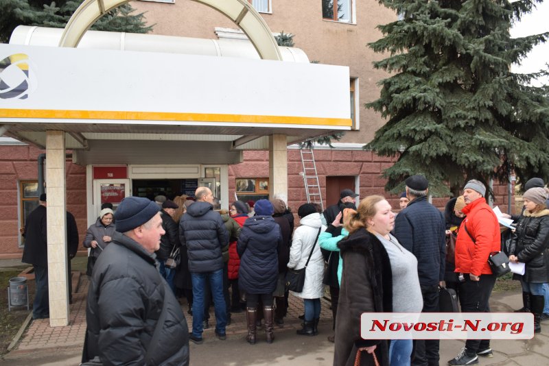 Горожане выстроились в огромные очереди к «Николаевской электроснабжающей компании»: некоторым становилось плохо, к ним вызывали «скорые» 7