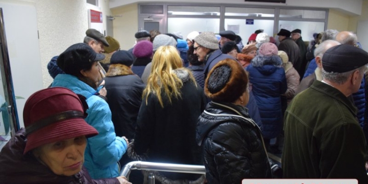 Горожане выстроились в огромные очереди к «Николаевской электроснабжающей компании»: некоторым становилось плохо, к ним вызывали «скорые»