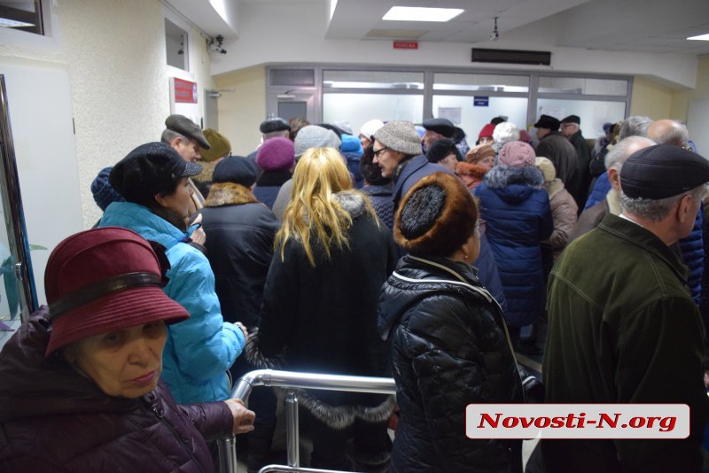 Горожане выстроились в огромные очереди к «Николаевской электроснабжающей компании»: некоторым становилось плохо, к ним вызывали «скорые» 11