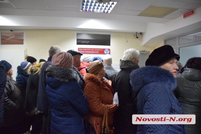 Горожане выстроились в огромные очереди к «Николаевской электроснабжающей компании»: некоторым становилось плохо, к ним вызывали «скорые» 13