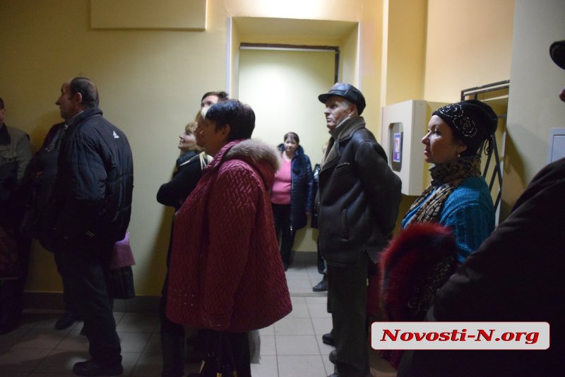 Горожане выстроились в огромные очереди к «Николаевской электроснабжающей компании»: некоторым становилось плохо, к ним вызывали «скорые» 15