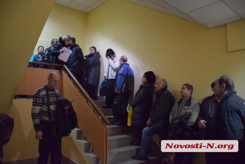 Горожане выстроились в огромные очереди к «Николаевской электроснабжающей компании»: некоторым становилось плохо, к ним вызывали «скорые» 19