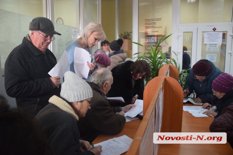 Горожане выстроились в огромные очереди к «Николаевской электроснабжающей компании»: некоторым становилось плохо, к ним вызывали «скорые» 23